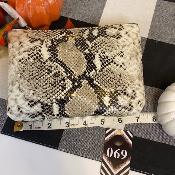 SOLD: Victoria's Secret Makeup Bag - Picture 2 of 5